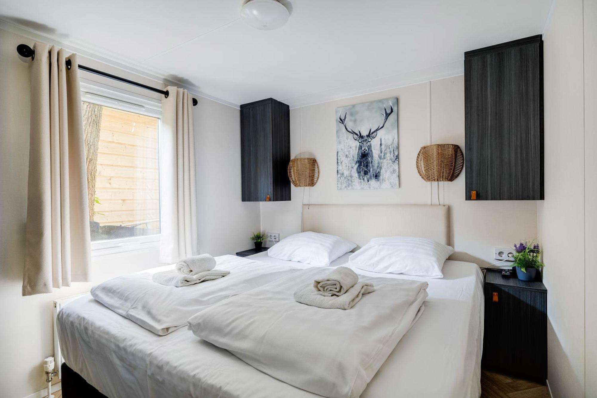 Veluwe Hoenderloo Luxury Chalet With Private Sauna And Hot Tub - Swimming Pool Tennis Court Supermarket Bowling Alley Theatre And Entertainment For Children Eksteriør billede